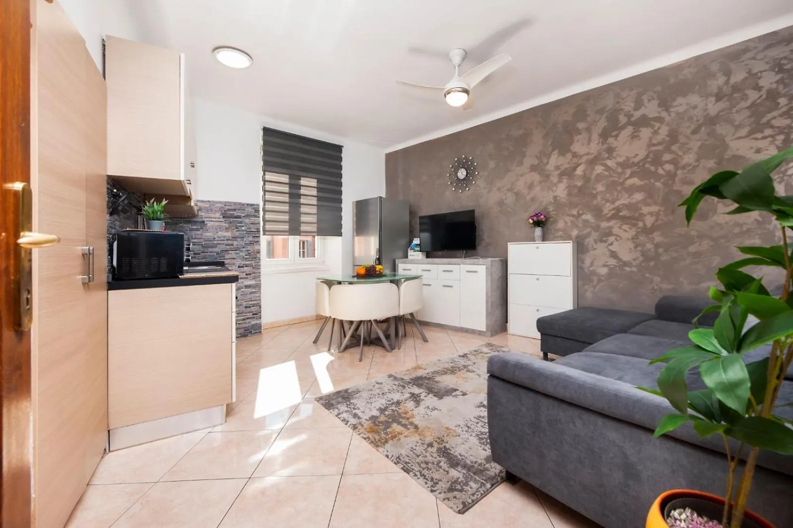 Apartment Rogic contacts