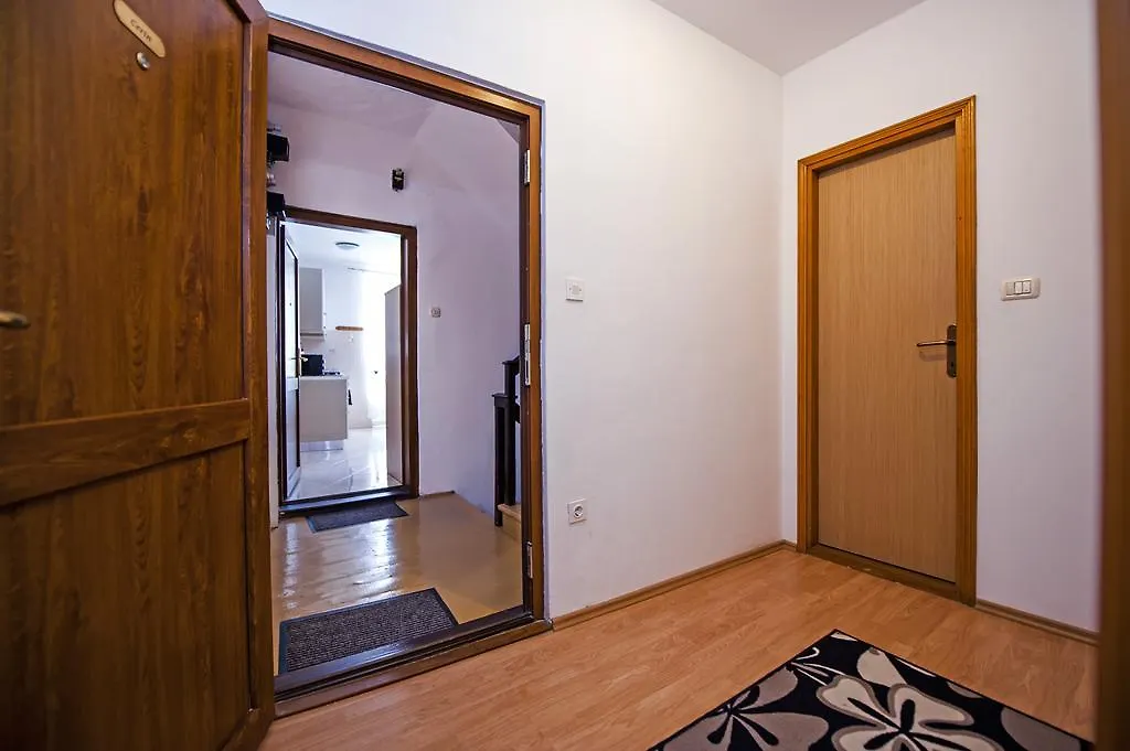 Apartment Rogic 로비니